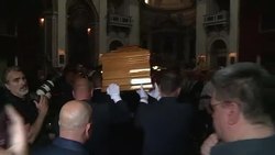 VOICED : Multitud da ultimo adios al actor italiano Bud Spencer News Clip