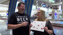 VOICED : Los matrimonios expres en Las Vegas comienzan en el aeropuerto News Clip