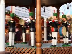 music soldgers rotating Stock Footage