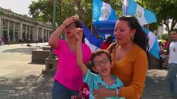 VOICED : Guatemaltecos piden renuncia de su presidente News Clip