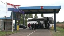 CLEAN : Migrants exodus continues at Hungary Croatia border News Clip