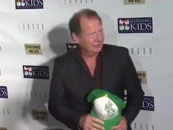 Garry Shandling at Mending Kids International Four Kings And An Ace Celebrity Poker Tournament Stock Footage