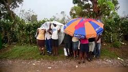 VOICED : ONU distribuye ayuda en Haiti y busca evitar saqueos News Clip