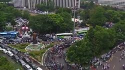 CLEAN : Rally turns violent in Jakarta as Muslim hardliners attack polic News Clip