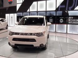 2014 Mitsubishi Outlander montage Stock Footage