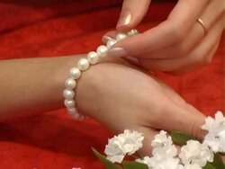 pearl bracelet Stock Footage