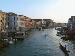 WS HA View over Canal Grande near Ponte di Rialto with gondolas sailing / Venice, Veneto, Italy Stock Footage