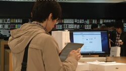 Customers queue for new IPad in Seoul News Clip