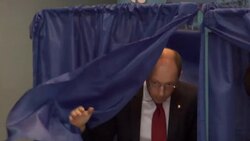 Pres Yanukovych, opposition leader, Klitschko and Tymoshenko's daughter vote in elex News Clip