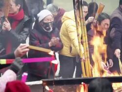 MS TD Pilgrims burning joss sticks to praying for good luck during Chinese Lunar New Year at Buddhist temple / xi'an, shaanxi, china Stock Footage