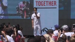 Lin-Manuel Miranda sings lullaby at protest News Clip