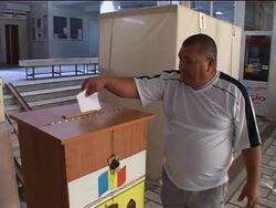 WRAP Polls open in parliamentary elections ADDS Voronin voting Instructional Video
