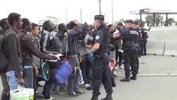CLEAN : Calais migrants wait to head to welcome centres News Clip
