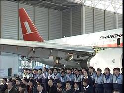 WRAP Chancellor Schroeder arrives at Beijing airport, meets Premier News Clip