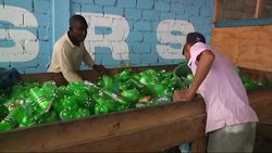 Centros de reciclaje ayudan a limpiar Haiti, generan ingresos para habitantes News Clip