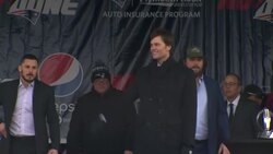 Thousands of Fans Give Patriots a Super Sendoff Instructional Video