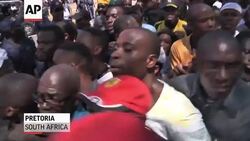 Mourners waiting to see Nelson Mandela lying in state scuffled with police after nearly half the crowd was sent away. (Dec. 13) News Clip