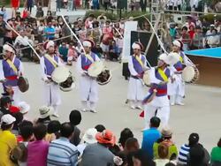 MS View of People performing samul nori (playing four traditional Korean percussion) and audience enjoying performance with applause in Namsangol hanok village AUDIO  / Seoul, South Korea Stock Footage