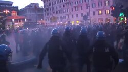 Pro-migrant protesters clash with police News Clip