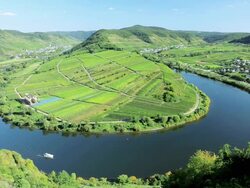 HA Boats traveling on bend in river Mosel past town of Bremm / Rhineland-Palatinate, Germany Stock Footage