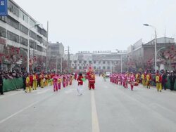 MS Villagers performing gongs and drums in traditional festive folk celebration or carnival during chinese spring festival  AUDIO  / xi'an, shaanxi, china Stock Footage