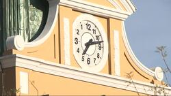 El reloj de la Asamblea Legislativa en Bolivia gira a la izquierda para mostrar un simbolo de cambio News Clip