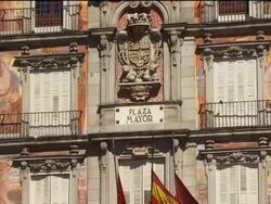 MS Plaza Mayor sign and stone coat of arms/ ZO MS Casa de la Panaderia/ Madrid, Spain Stock Footage