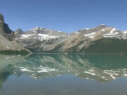WS View of reflection of mountain in Bow Lake / Banff Nationalpark, Alberta, Canada Stock Footage