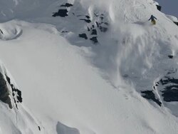 Extreme skier drops cliff in Alaska Stock Footage