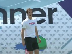 Andy Murray plays tennis with public News Clip