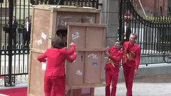 VOICED : La joven de la perla vuelve a casa News Clip