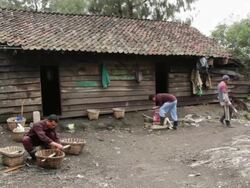 WS PAN Miners at the weighting cabin / Ijen, Java, Indonesia Stock Footage