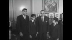 CAN786 MUHAMMAD ALI POSES WITH NASSER'S FAMILY Instructional Video