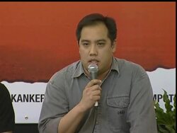 Just a few miles after passing a towering Marlboro Man ad, a second billboard off the highway promotes cigarettes with a new American face: Kelly Clarkson. News Clip