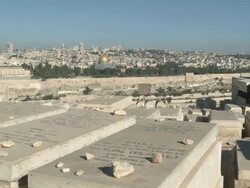 WS PAN View of city and Temple Mount to Jewish tombs on Mount of Olives / Jerusalem, Mechoz Jeruschalajim, Israel Stock Footage