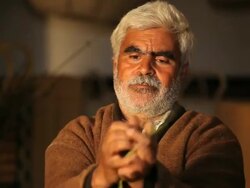 Tunisian Basket Maker weaves basket in traditional way Stock Footage