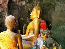 Pan Dolly Shot: Thai buddha statues Stock Footage