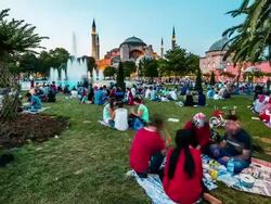 People celebrating Ramadan in front of Hagia Sophia tilt Stock Footage