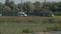 CLEAN : One dead as migrants storm Eurotunnel terminal News Clip