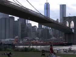 A barge floats down the river under the Brooklyn Bridge Stock Footage
