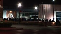 Mientras autoridades locales de Missouri se acercan al fin de la investigacion sobre el tiroteo en Ferguson, un grupo se manifesto el Miercoles  pidiendo justicia por el joven Michael Brown. La policia arresto a varias personas. News Clip