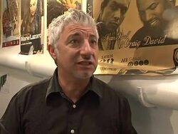 CLEAN: 'Pop idol', Paris metro-style News Clip