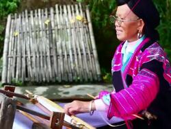 Chinese women weaving in longsheng Stock Footage