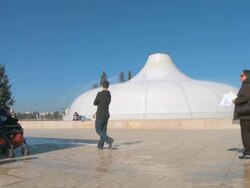 WS PAN Tourist at Shrine of the book Museum / Jerusalem, Judea, Isarel Stock Footage