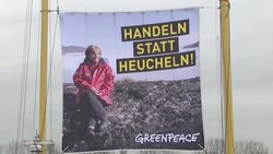 Greenpeace boat protest calls for Germany to phase out coal Instructional Video