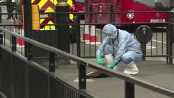 CLEAN : Police arrest 'terror act' knifeman by British parliament News Clip