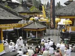 MS TD Balinese worshipers in Mother temple of Besakih  for ceremony / Besakih, Bali, Indonesia Stock Footage