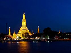 Timelapse-Wat arun and traffic boat in river at sunset.(zoom out) Stock Footage