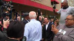 Biden waves off press outside US pizza shop Instructional Video