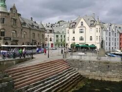 Alseund, the inner harbor and the fiskergutten - fisher boy statue Stock Footage